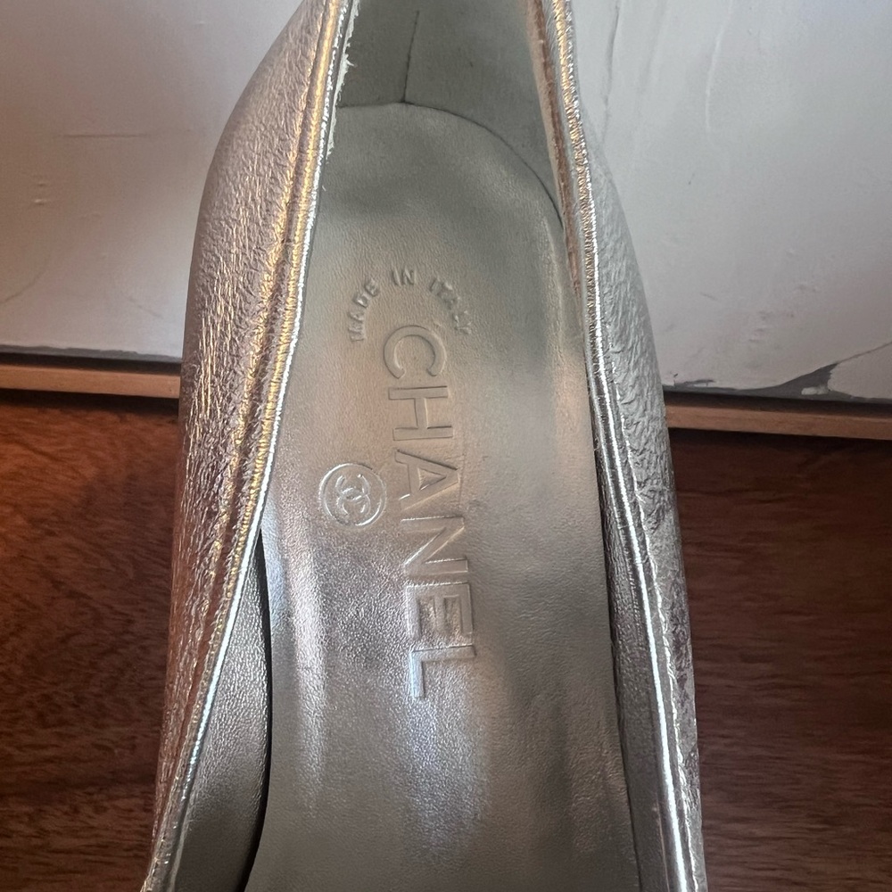 CHANEL Silver Metallic Leather Loafers with CC Chain - Picture 4 of 7